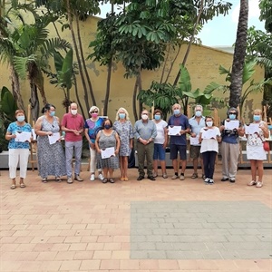 El alumnado del Taller de Pintura con sus diplomas junto a Isabel Marquina, profesora del curso, Francesc Sempere, director Auditori y los ediles Beatriz Pérez-Hickman y Pedro Lloret