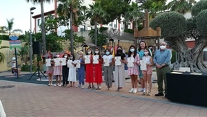 Entrega de diplomas de The Royal Academy of Dance con Beatriz Vaello, directora Escuela de Danza y Pedro Lloret, concejal de Cultura