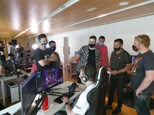 Andrei Trucmel, CEO Reload Esports, Ulises Prieto, Caster y  Jorge Ibañez, Champe Gaming explicanbdo a Bernabé Cano, alcalde de La Nucía el funcionamiento de la competición