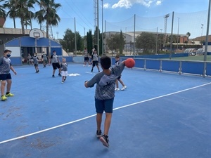 Actividad en la pista de fútbol 3 del Campus de Pilota Valenciana