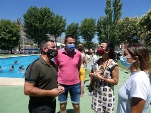 Cristina Miranda, pta. Integra y Mar Nuñez, coordinadora Escuela,  hablando con Bernabé Cano, alcalde de La Nucía y Sergio Villalba, concejal de Deportes