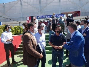 Bernabé Cano, alcalde de La Nucía dialogando con José Manuel Plaza, gerente territorial de Telefónica en la Comunitat Valenciana, Baleares y Murcia, Herick Campos, director general de Turismo de la Generalitat Valenciana