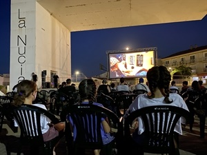 Numeroso público infantil disfrutó de la película anoche bajo la luz de la luna llena