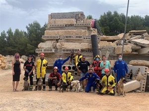 Bomberos Diputación Alicante, USAR 13,  periodistas Antena 3 TV y Jessica Gommans, concejala de Protección Animal de La Nucía