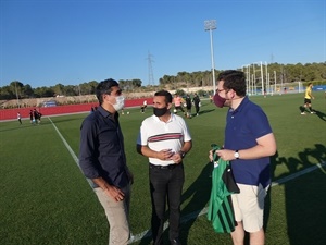 Los consejeros del Eibar Jon Ander Ulazia y Anton Martinena también entregaron una camiseta al alcalde