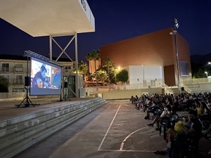 Cine gratuito bajo las estrellas, anoche en Les Nits