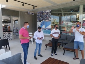 Esta terraza porticada está justo al lado de la tienda de Padelpoint La Nucía