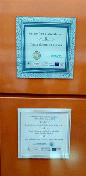 Las dos placas en la entrada del Departament de Filologia Catalana de la UA