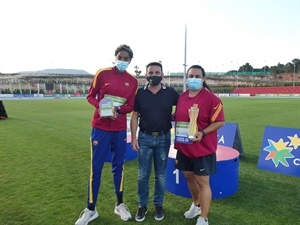 Laura Redondo y Yulimar Rojas, atletas de FC Barcelona con us trofeo de campeonas de clubes junto a Bernabé Cano, alcalde de La Nuía