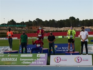 Yulimar Rojas y Laura Redondo en lo más alto del poidum del Nacional de Clubs junto a 2ª Valencia Club Atletismo Fátima Diamé y 3ª Playas Castellón. Junto a ellas Raúl Chapado, pte. RFEA, Bernabé Cano, alcalde de La Nucía y Sergio Villalba, concejal de Deportes