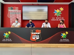 Jesús Ferrer, presidente ejecutivo de Ultimate Padel Company (UPC),  Bernabé Cano, alcalde de La Nucía y los jugadores World Padel Tour, Catalina Tenorio (nº 40 del ranking femenino) y Christian Fuster (nº 56 del ranking masculino).