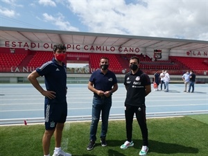 Los dos seleccionadores junto a Bernabé Cano, alcalde de La Nucía, viendo el excelente estado del césped