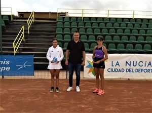 Las finalistas femeninas junto al edil de deportes Sergio Villalba
