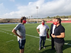 Julen Guerrero, segundo entrenador España sub19, hablando con Bernabé Cano, alcalde de La Nucía