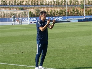 Santi Denia, seleccionador sub 19, dando instrucciones durante el enceuntro