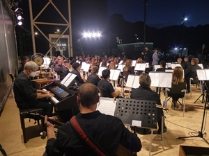 Ramón Lorente dirigiendo a la banda de la Unió Musical La Nucía