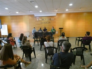 Reunión en el Centre Juvenil sobre el autobús del Bachiller y FP, contó con la presencia de Bernabé Cano, alcalde de La Nucía y los concejales Mª Jesús Jumilla (Juventud), Sergio Villalba (Educación) y Miguel Ángel Ivorra (Urbanismo).