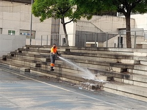 Limpieza de las gradas de la pista polideportiva del Instituto